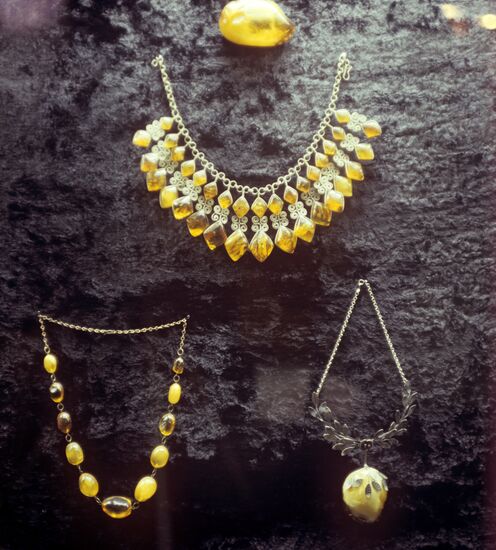 Necklace, bead and pendant made of amber