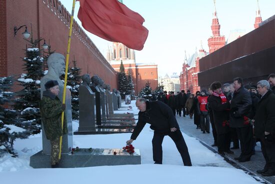 Gennady Zyuganov lays flowers to josef Stalin's grave