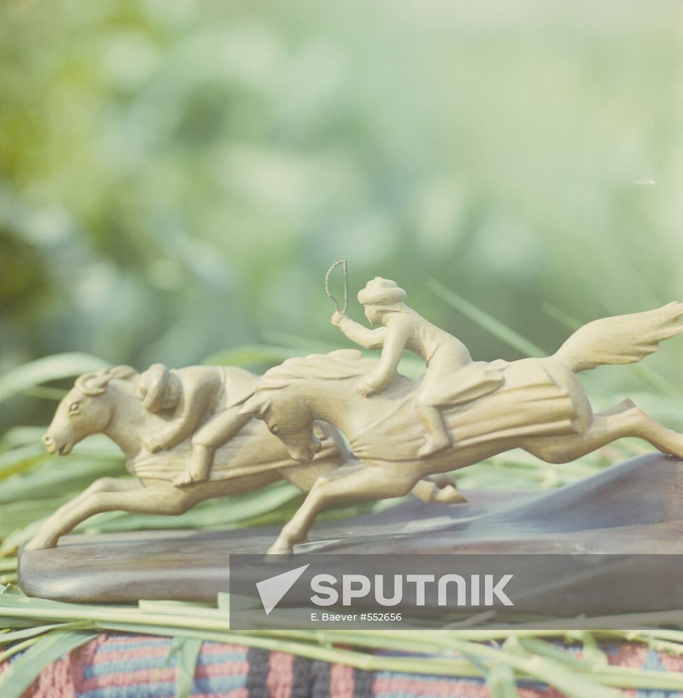 Sculptural composition "Catch a Woman"