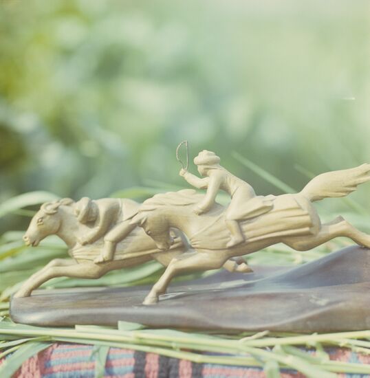 Sculptural composition "Catch a Woman"