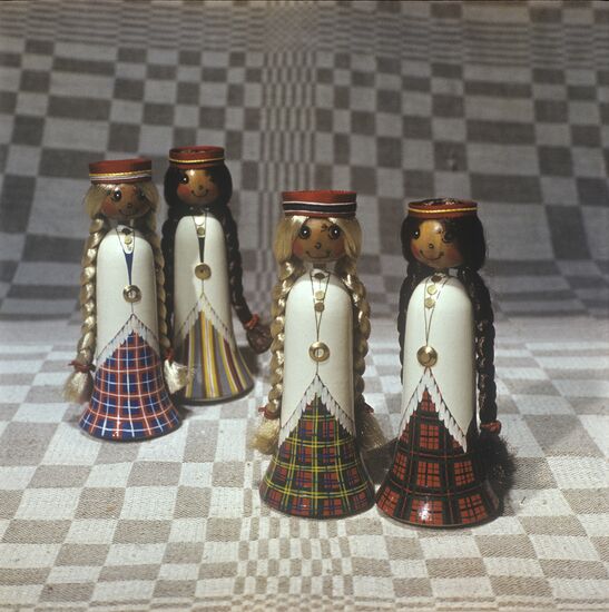 Dolls dressed in national costumes