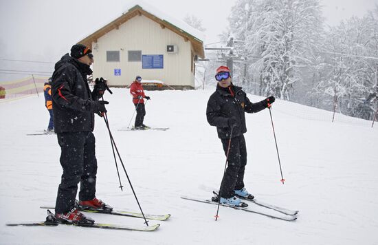 Dmitry Medvedev and Ilham Aliyev ski