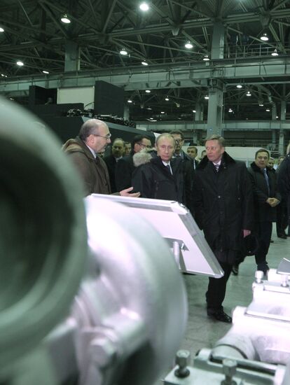 Vladimir Putin visits Promtraktor in Cheboksary