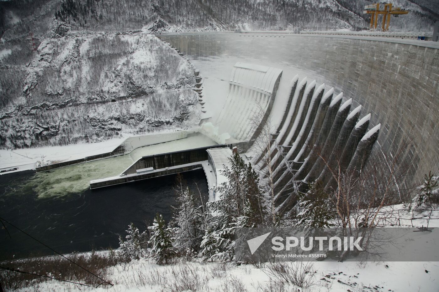 Sayano-Shushenskaya power plant dam shrouded in ice