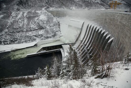 Sayano-Shushenskaya power plant dam shrouded in ice