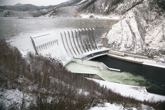 Sayano-Shushenskaya power plant dam shrouded in ice