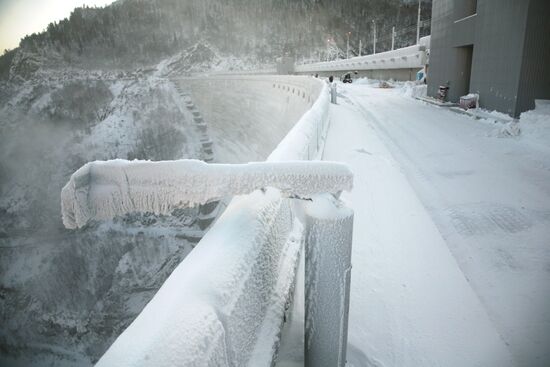 Sayano-Shushenskaya power plant dam shrouded in ice