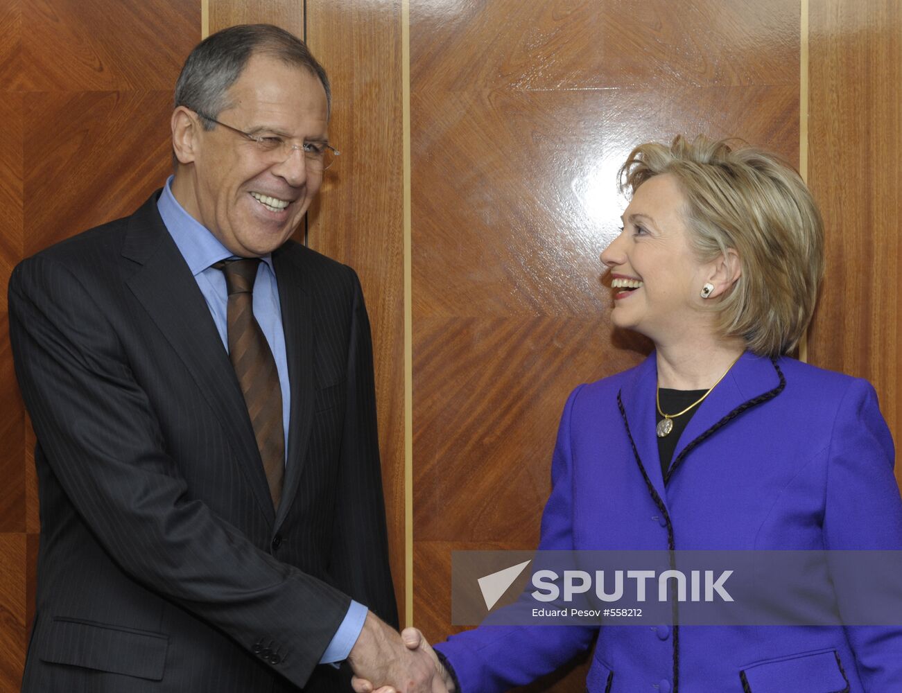 Sergei Lavrov meets with Hillary Clinton in London