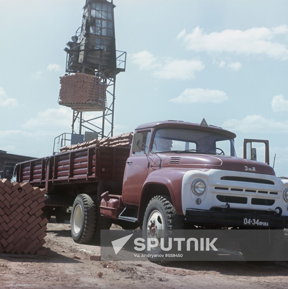 A ZIL-130-V-1 prime mover