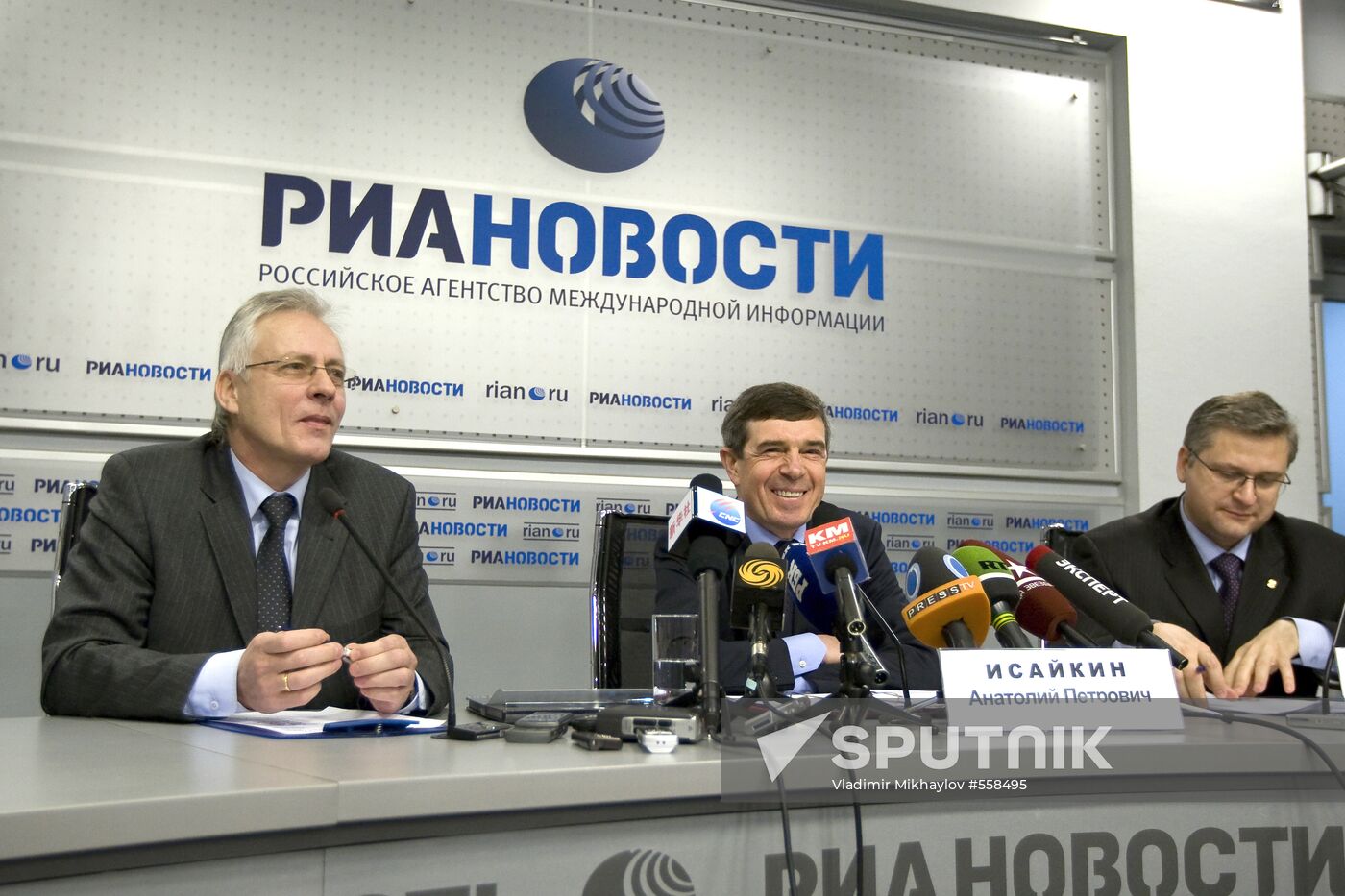 Rosoboronexport CEO Anatoly Isaikin gives news conference