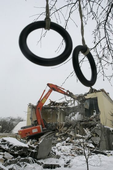 Demolishing houses in Rechnik gardening community