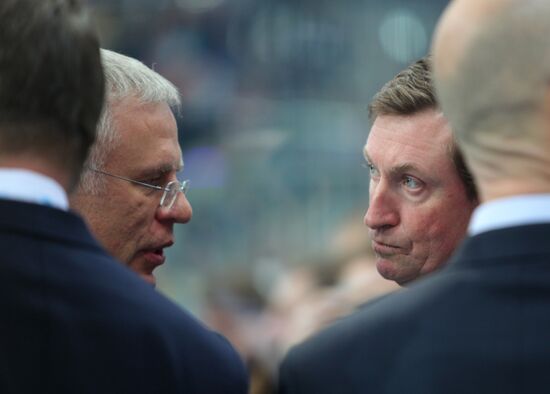 Vyacheslav Fetisov and Wayne Gretzky