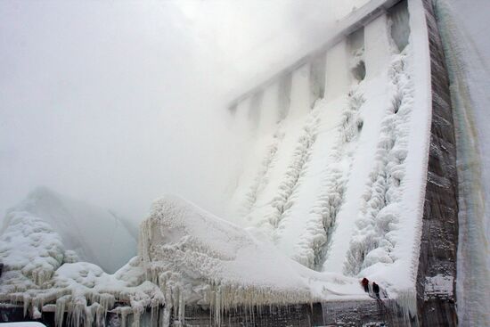 Frosts shroud Sayano-Shushenskaya power plant in ice