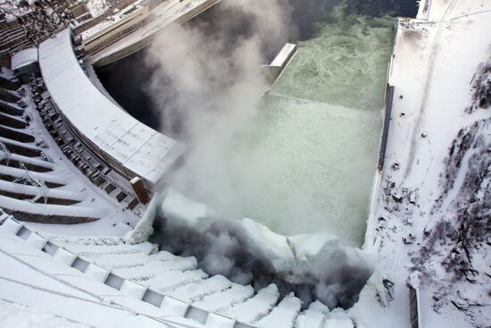 Frosts shroud Sayano-Shushenskaya power plant in ice