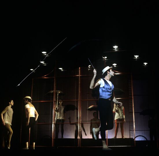 "Traffic Light" pantomime ensemble