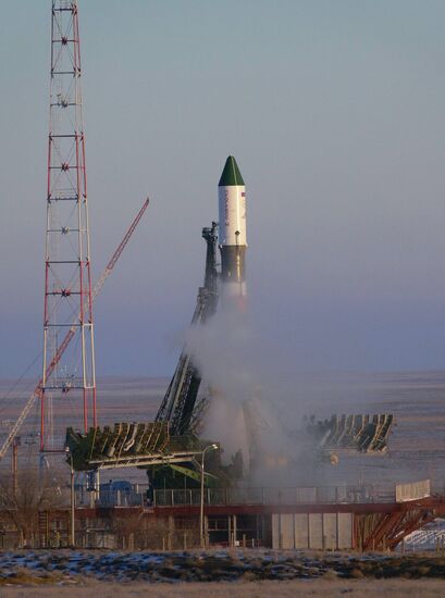 Lifting of Soyuz-U launch vehicle with Progress M-04M