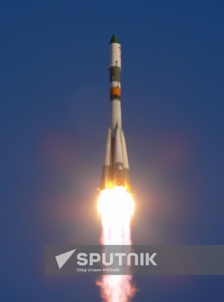 Lifting of Soyuz-U launch vehicle with Progress M-04M
