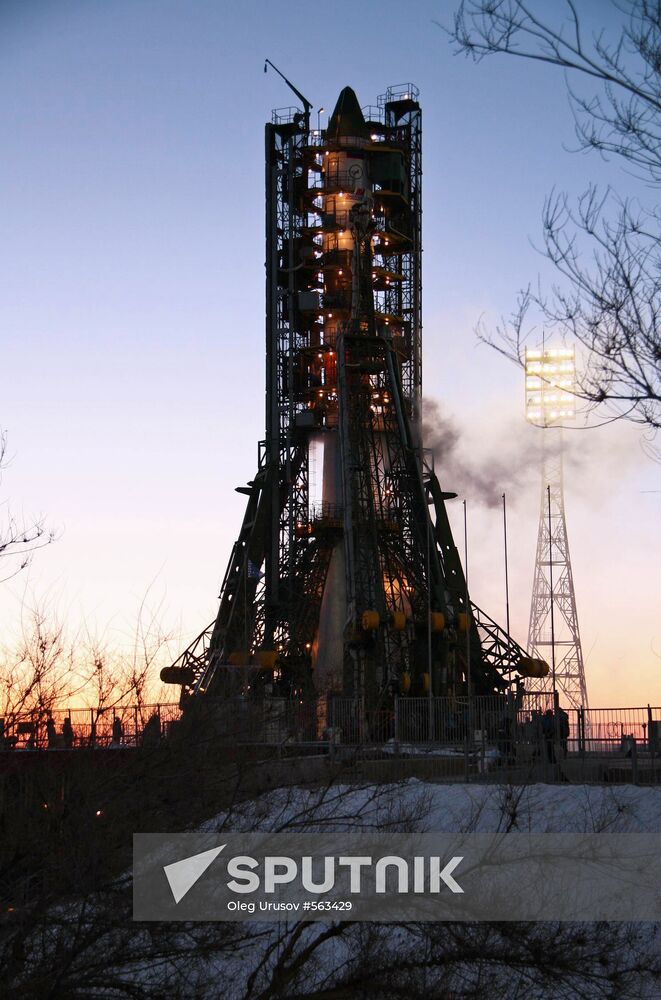 Lifting of Soyuz-U launch vehicle with Progress M-04M