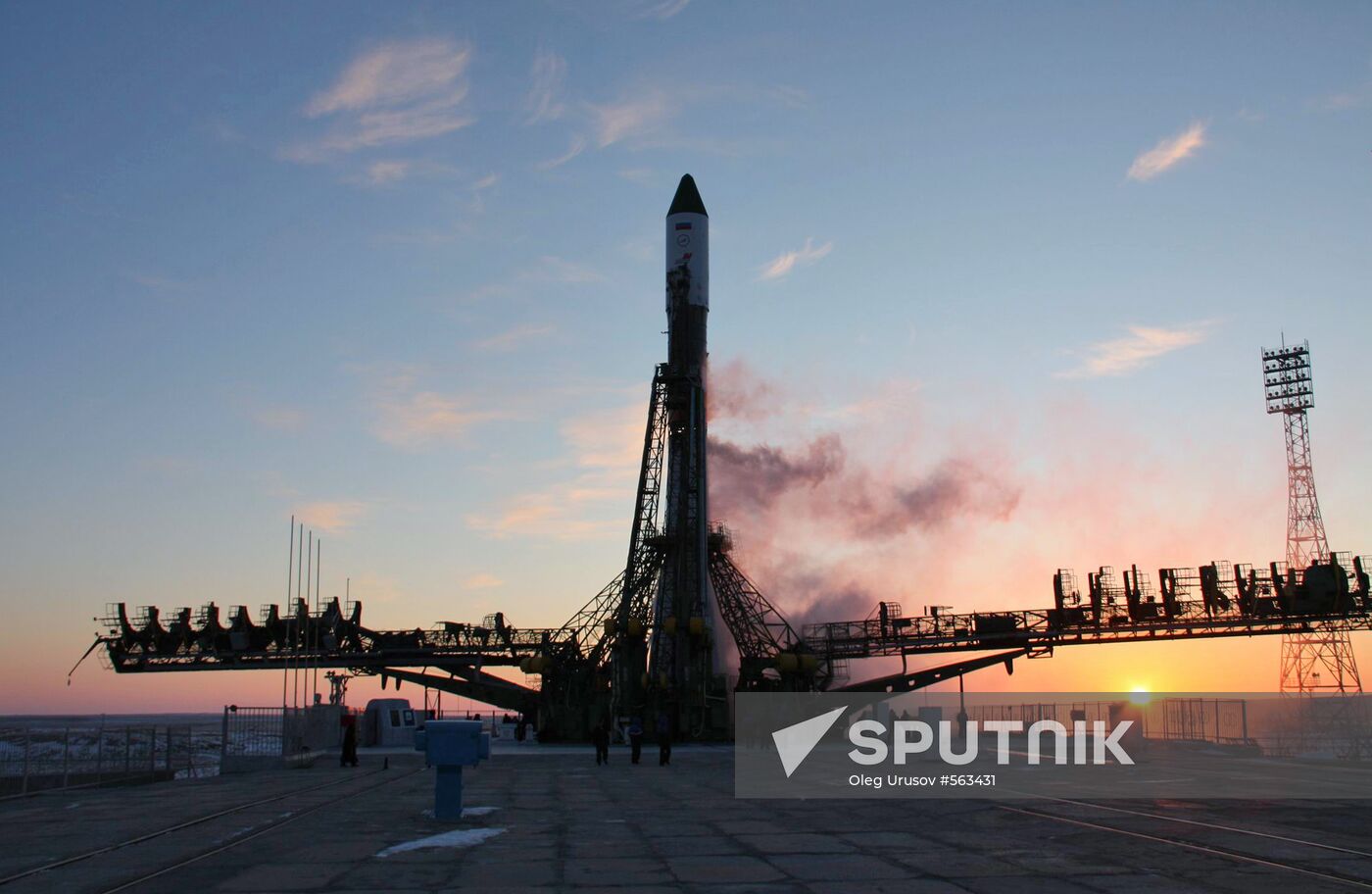 Lifting of Soyuz-U launch vehicle with Progress M-04M