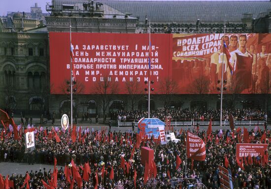 Muscovites during May 1 demonstration