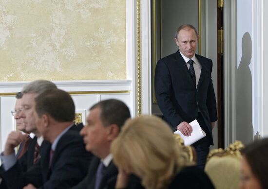 Vladimir Putin chairs session of government presidium