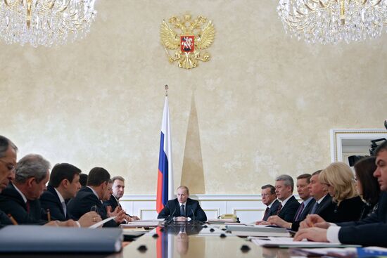 Vladimir Putin chairs session of government presidium