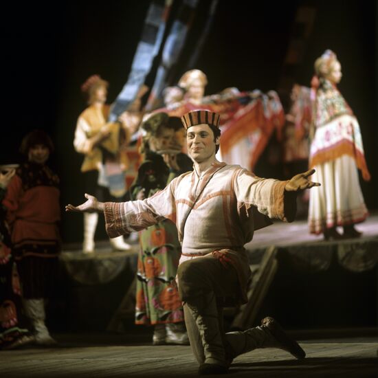 Scene from "Devichy Perepolokh" operetta