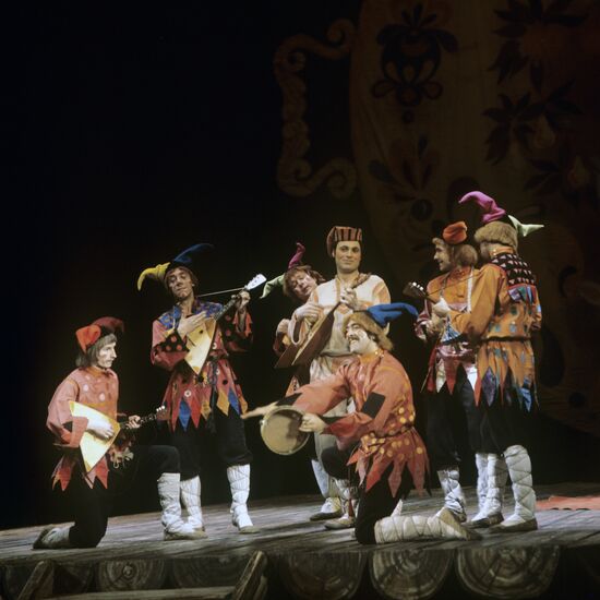 Scene from "Devichy Perepolokh" operetta