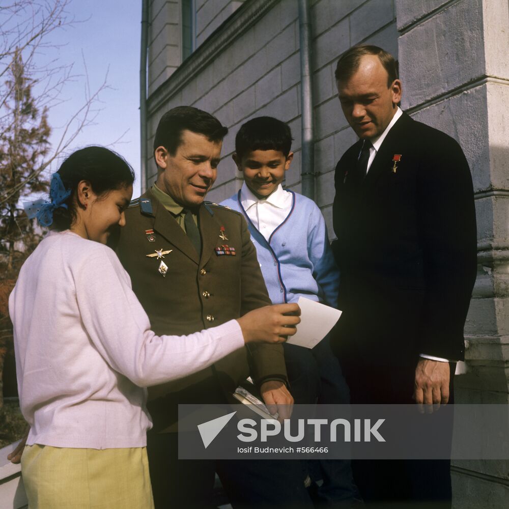 Alexei Yeliseyev and Yevgeny Khrunov visiting Tashkent pioneers