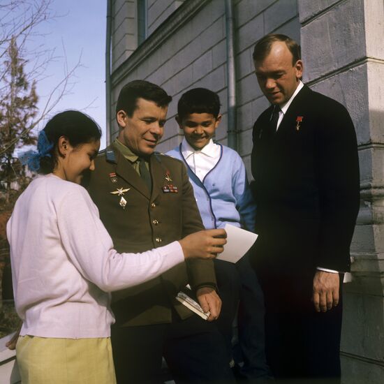 Alexei Yeliseyev and Yevgeny Khrunov visiting Tashkent pioneers