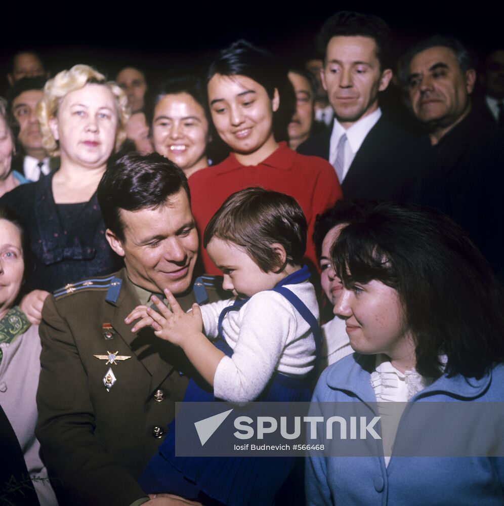 Yevgeny Khrunov among residents of Tashkent