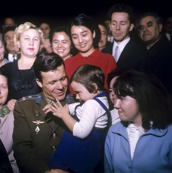 Yevgeny Khrunov among residents of Tashkent