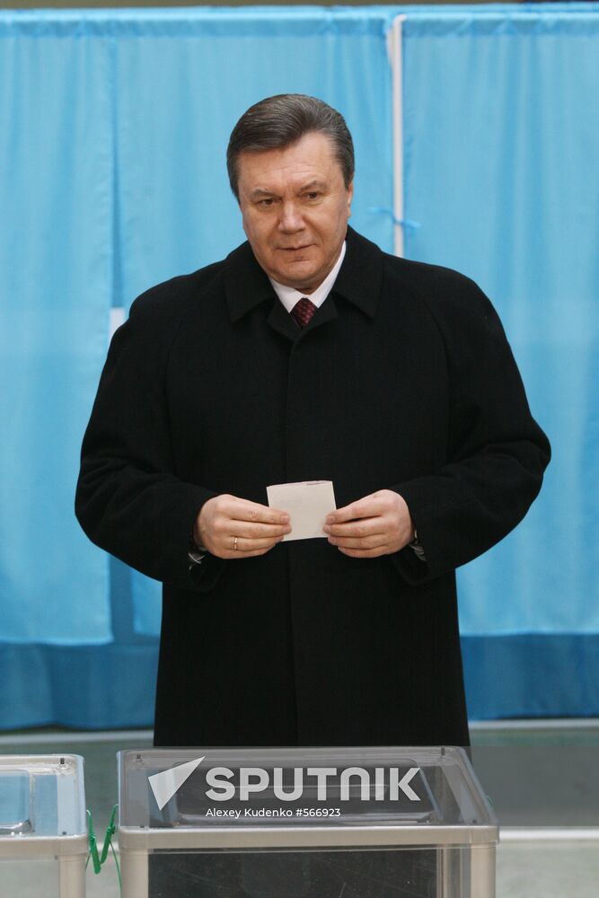 Viktor Yanukovych votes in Ukrainian presidential election
