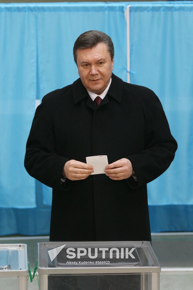 Viktor Yanukovych votes in Ukrainian presidential election