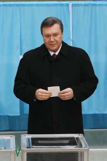 Viktor Yanukovych votes in Ukrainian presidential election