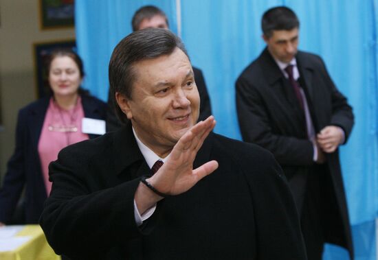 Viktor Yanukovych votes in Ukrainian presidential election