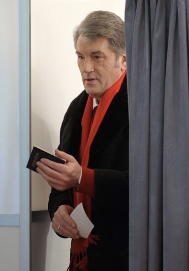 Viktor Yushchenko votes in Ukrainian presidential election