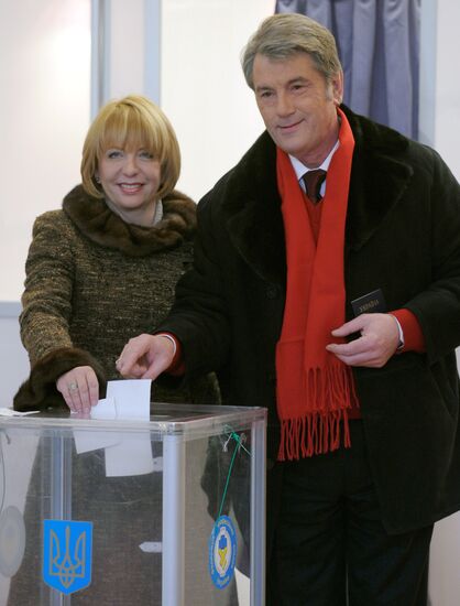 Viktor Yushchenko votes in Ukrainian presidential election