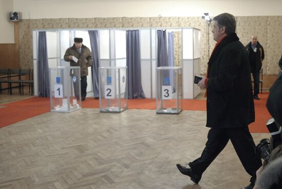 Viktor Yushchenko votes in Ukrainian presidential election