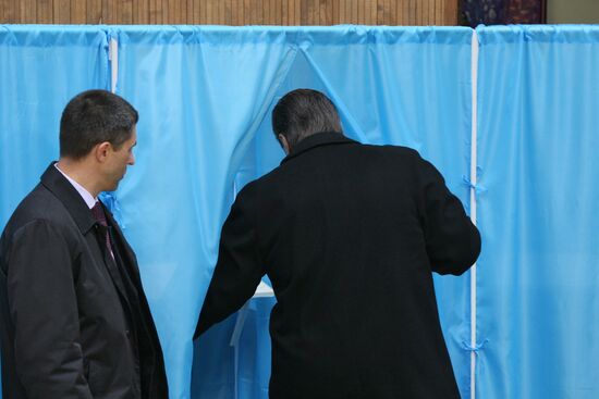 Viktor Yanukovych votes in Ukrainian presidential election