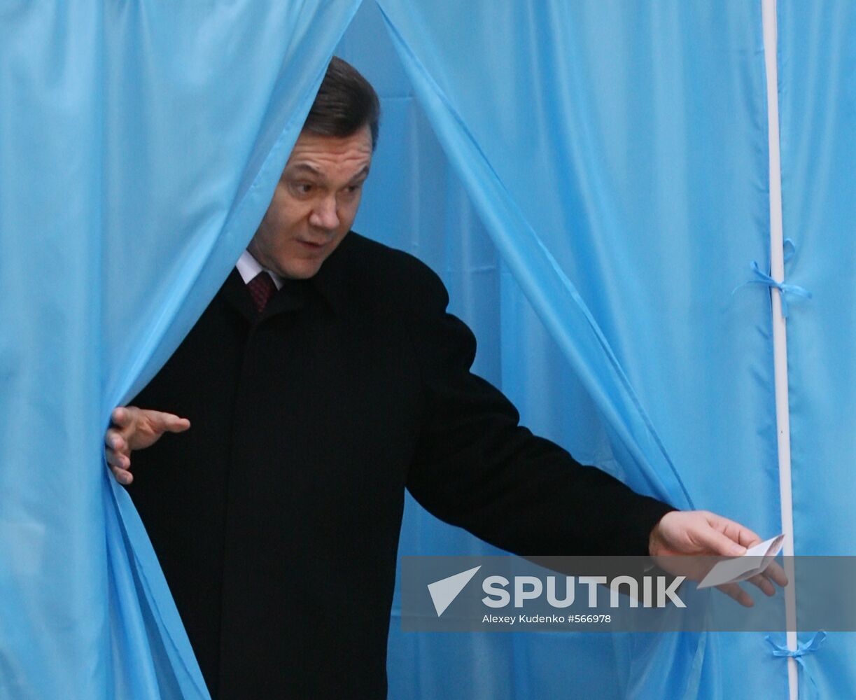 Viktor Yanukovych votes in Ukrainian presidential election