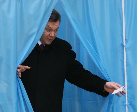 Viktor Yanukovych votes in Ukrainian presidential election