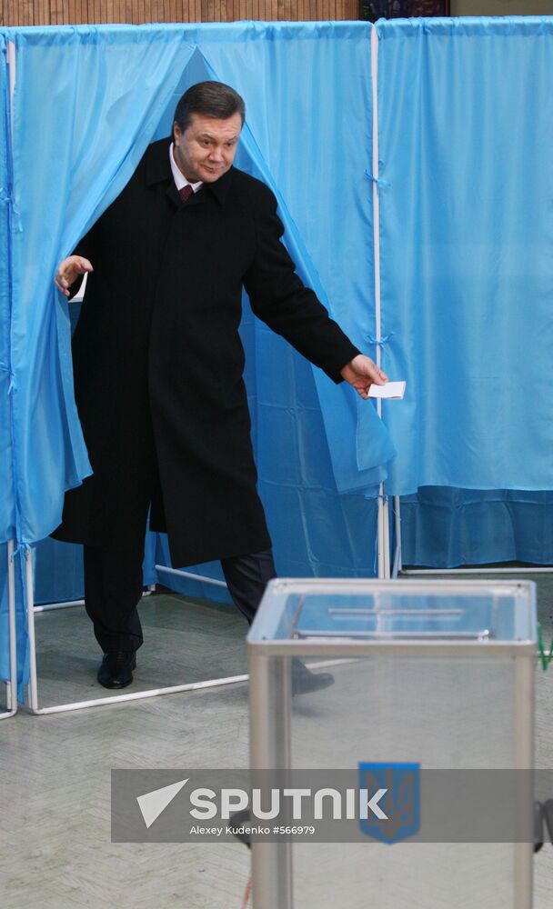 Viktor Yanukovych votes in Ukrainian presidential election