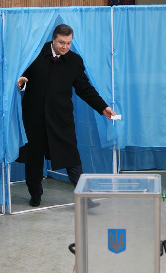 Viktor Yanukovych votes in Ukrainian presidential election