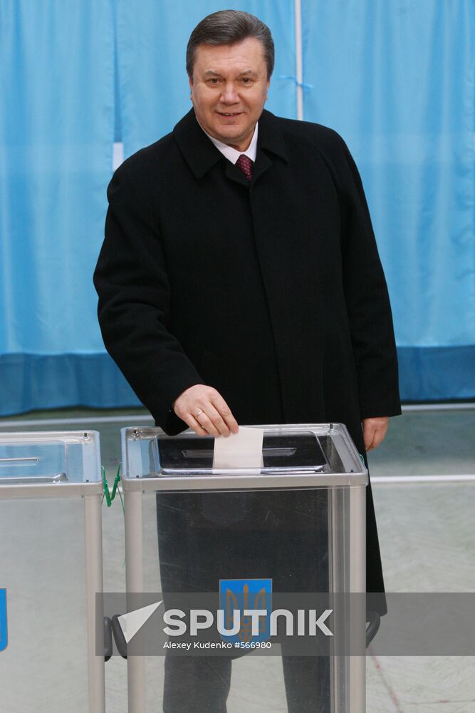 Viktor Yanukovych votes in Ukrainian presidential election