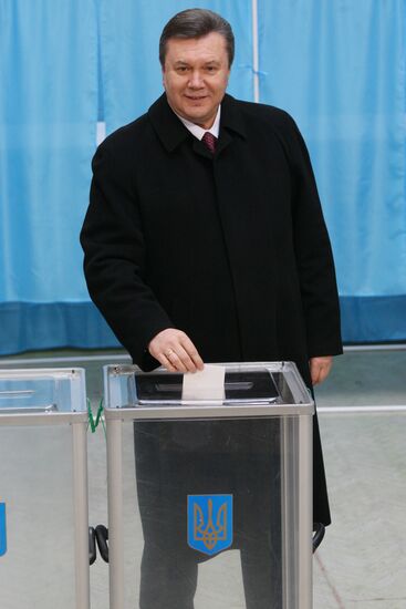 Viktor Yanukovych votes in Ukrainian presidential election