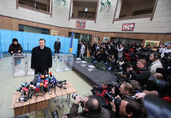 Viktor Yanukovych votes in Ukrainian presidential election