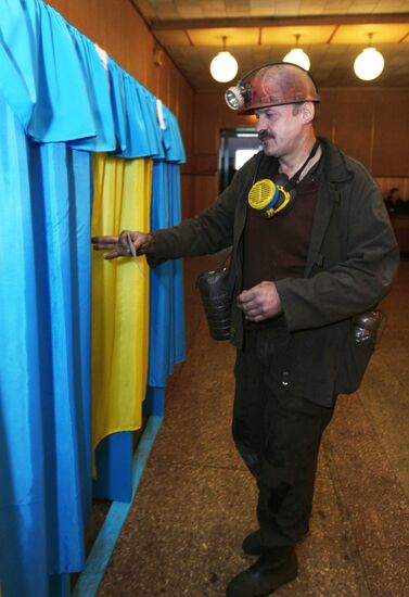Donetsk residents vote in Ukrainian presidential election