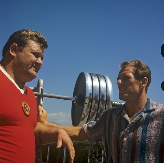 Sportsmen Zhabotinsky and Starshinov