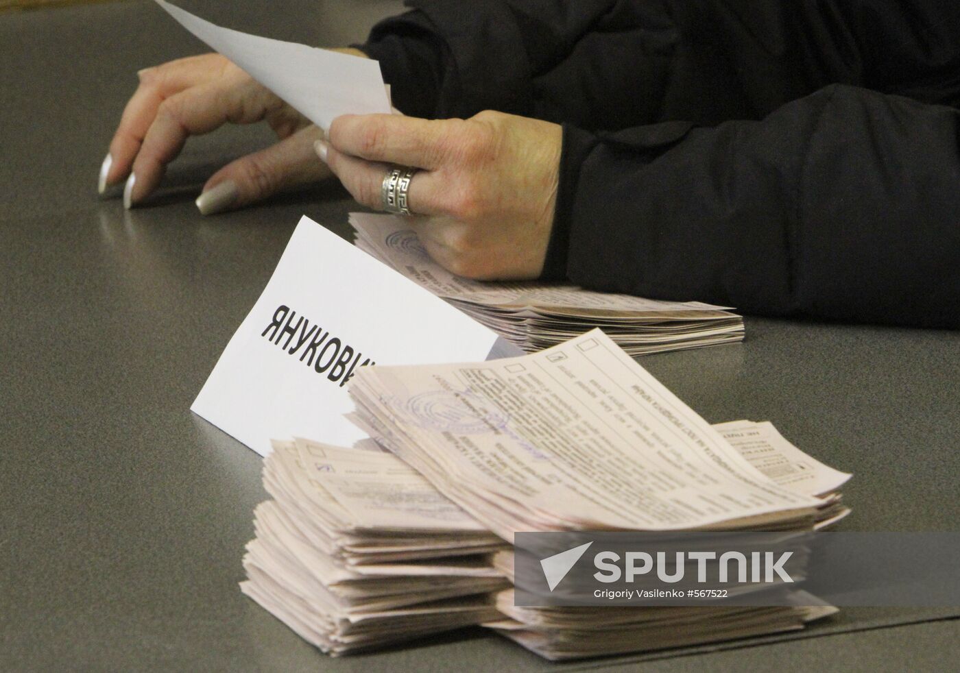 Counting votes at polling stations in Kiev